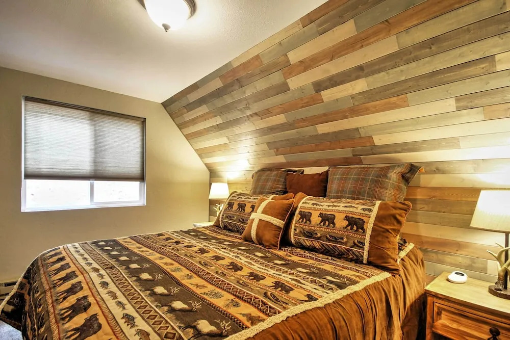 Hillside Cripple Creek Cabin w/ Hot Tub, Mtn Views