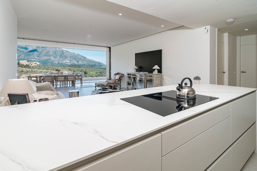 RLQ - Modern 2 Bed Apt With Rooftop Plunge Pool