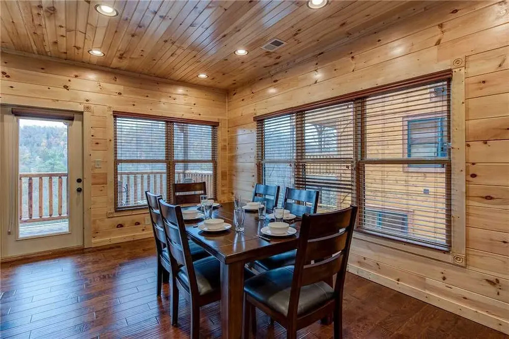 Majestic Manor - Three Bedroom Cabin