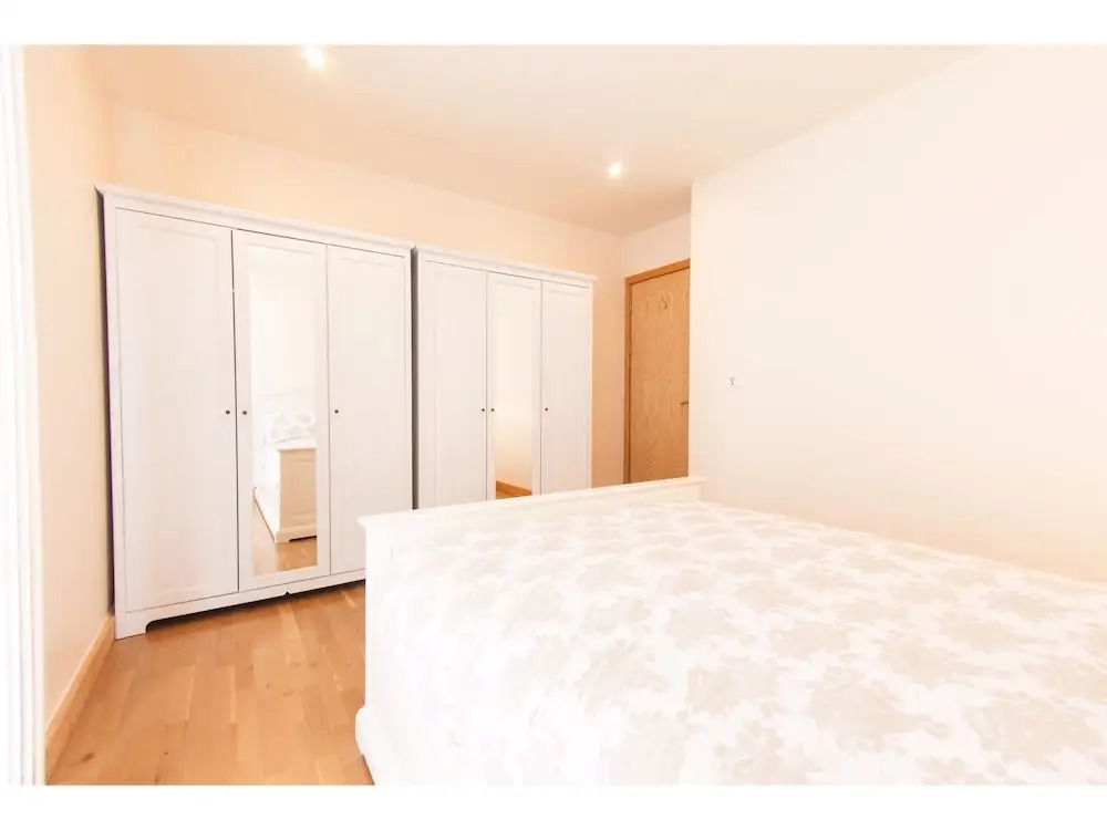 Spacious Riverside Flat for 4 in Stratford