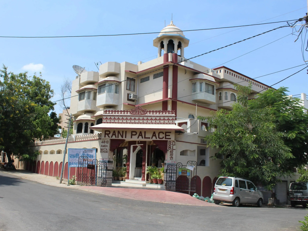 Hotel Rani Palace at Lake Fatehsagar