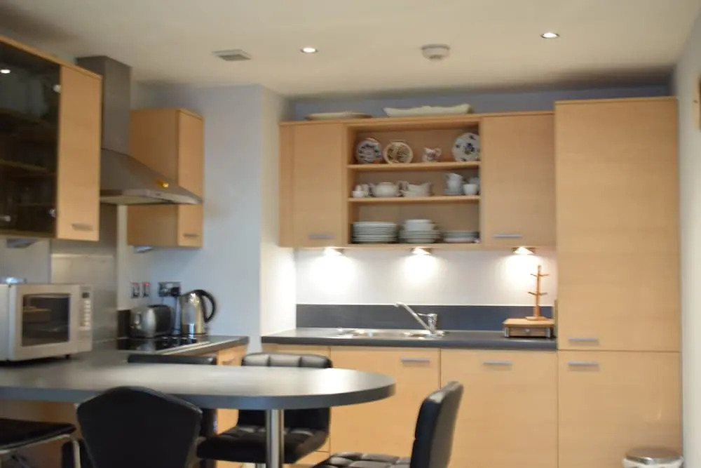 Modern 2 Bedroom Apartment Near Chelsea Harbour With Balcony