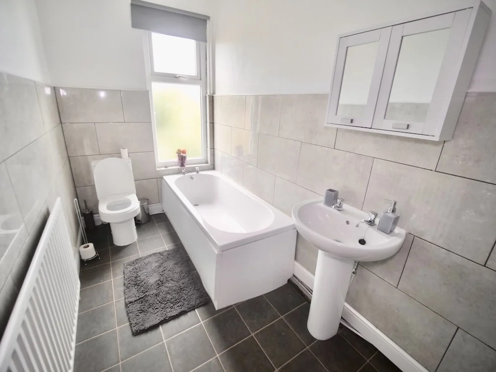 Lovely 6 bed Property Located Within Dudley