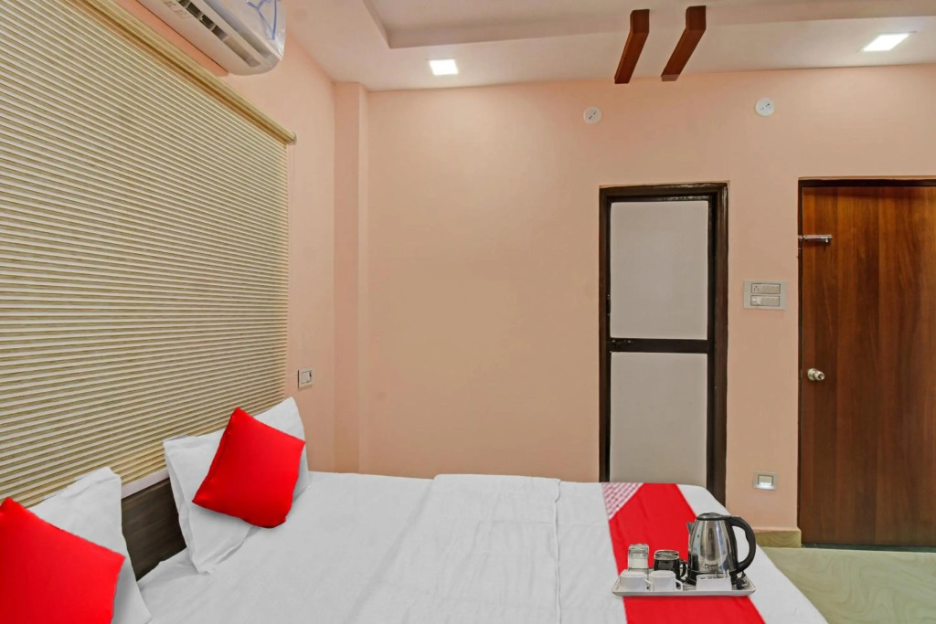 OYO 90872 Raj Hotel