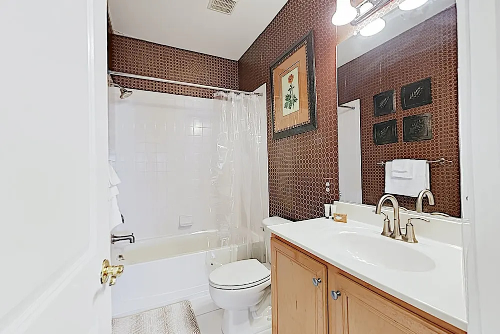 Upscale W/ Balcony - 2 Blocks To Beach! 4 Bedroom Condo