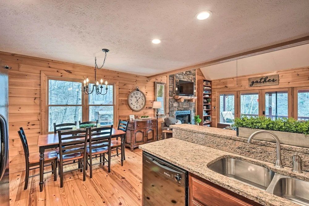 The River Rest Ellijay Cabin w/ Hot Tub