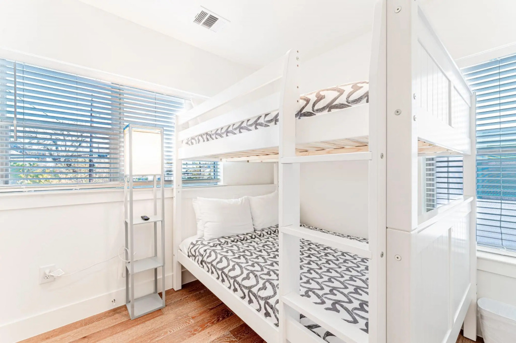 East Downtown 3BR Condo w Fast Wifi and Sleeps 8