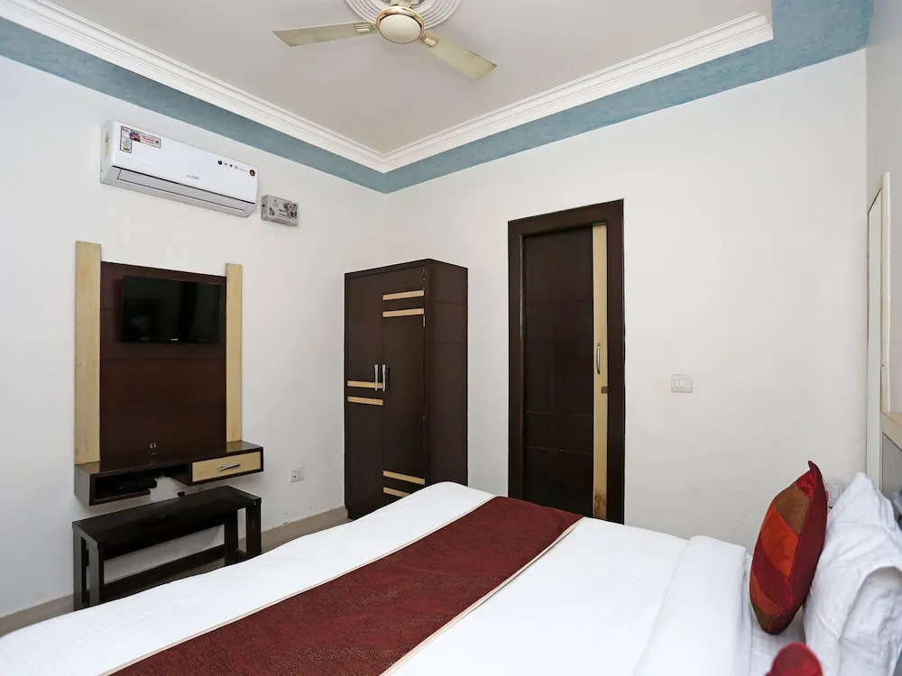 OYO 14220 Hotel BR Plaza
