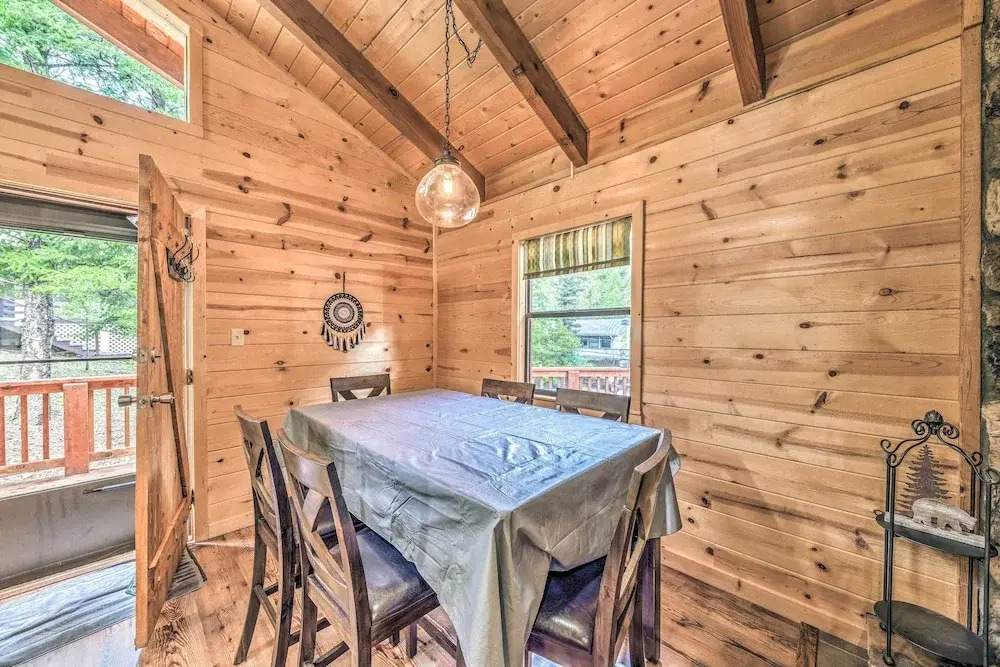 Updated Ruidoso Cabin w/ Spacious Deck & View