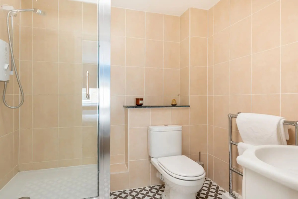 The Victoria Gardens - Bright & Modern 2BDR next to Victoria Station