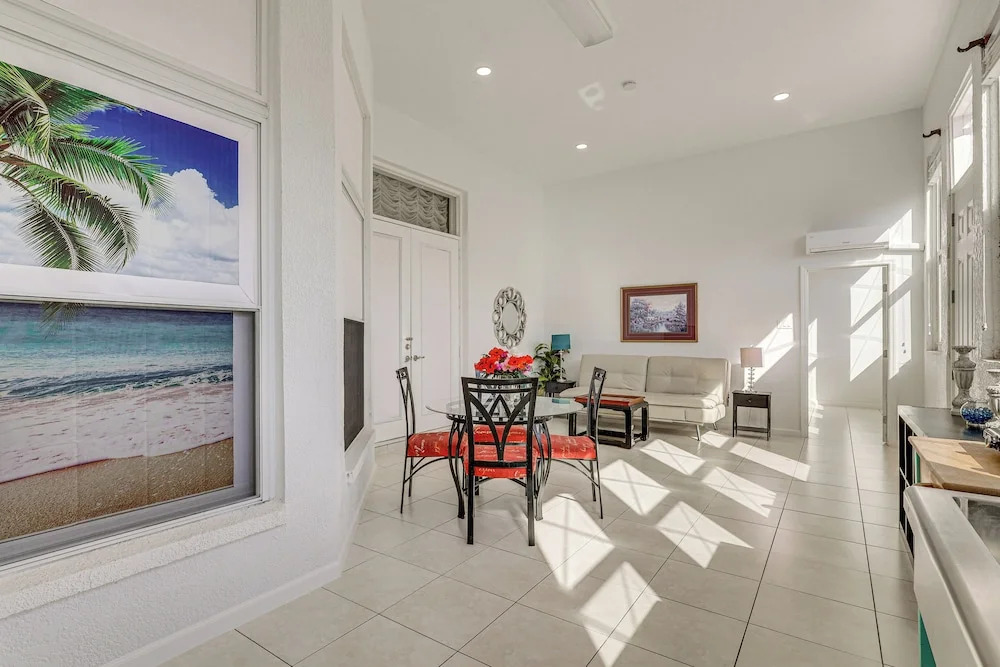 Near Apollo Beach! Bright Apt w/ Essentials