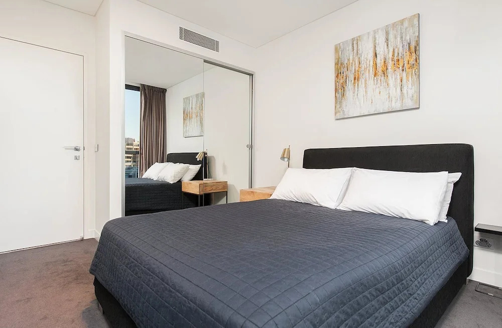 SH147 Sleek Split Level 2BR Surry Hills