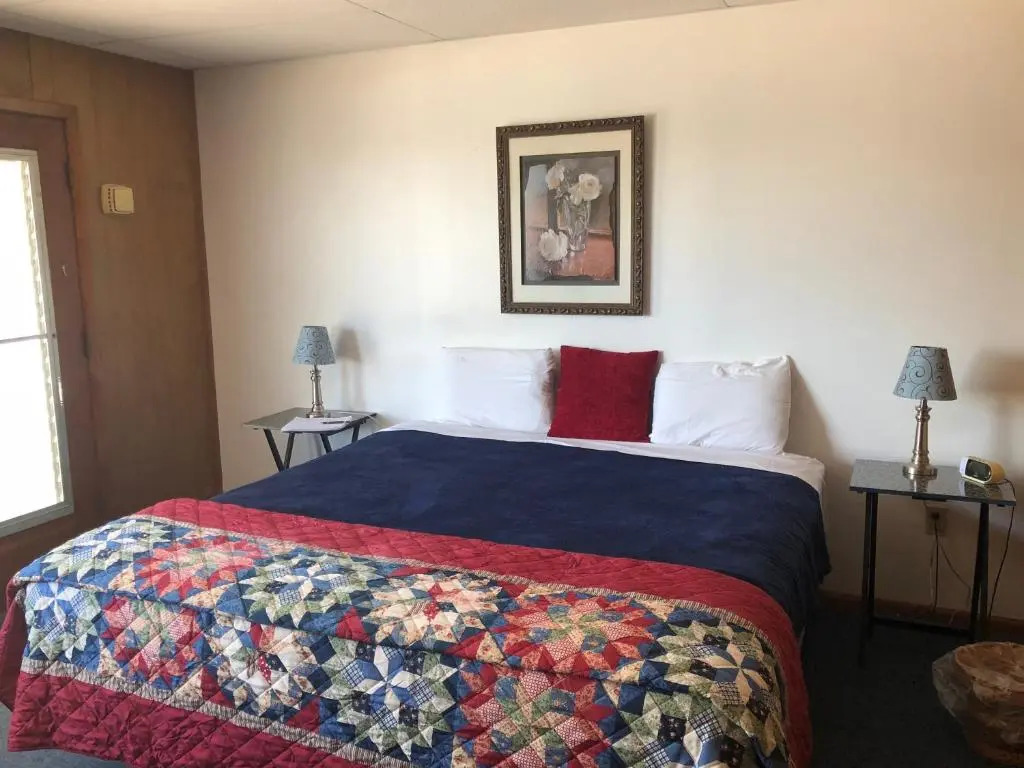 Showboat Motel Restaurant & Bar