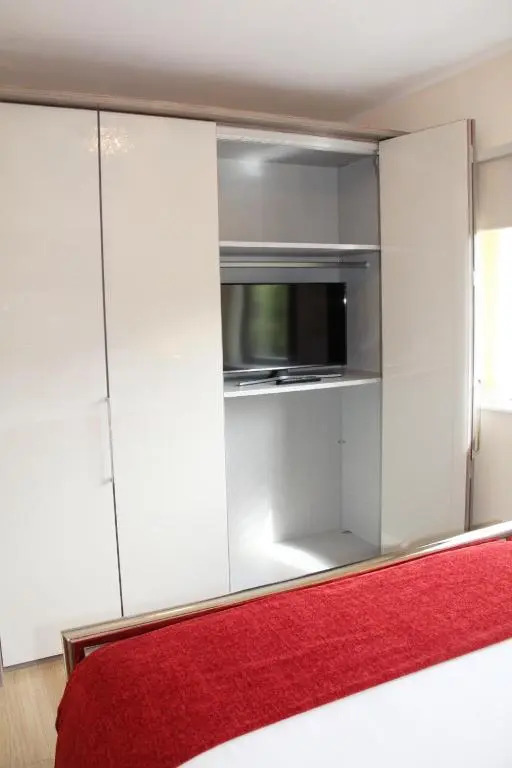 City Centre Town House with Riverside Views and Free Parking 1BAK