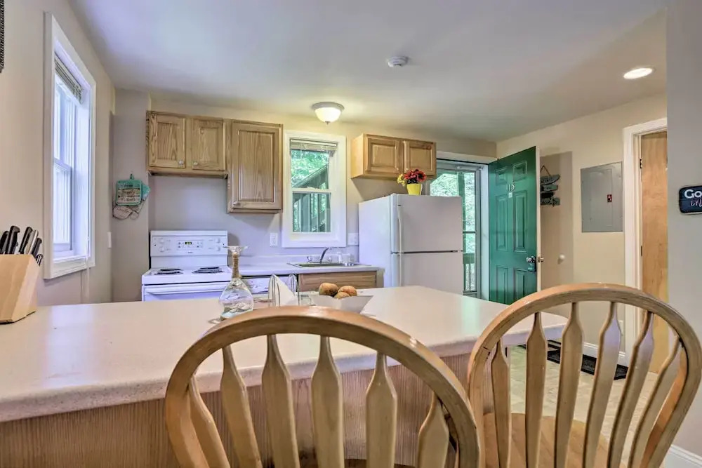 Lake Getaway: Walk Across Street to Private Beach!