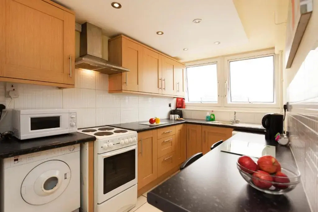 Victoria Centre 2 Bedroom Apartments with 4 Beds in Victoria Centre Shopping Centre - Nottingham City Centre - 24 hour access - Most Central Location - Full Kitchen - Opposite Hilton - Parking for Cars or Vans from Five pounds a day - Sunday 1pm Check-out