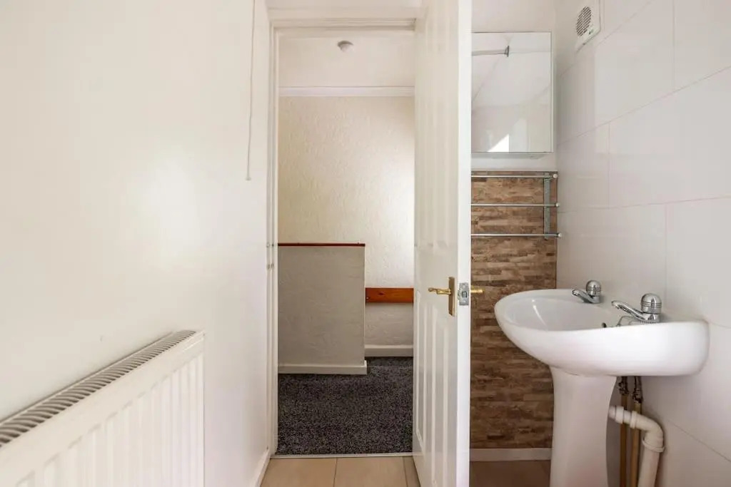 B-ham 20 mins, 10 Beds, M6 J10, Free Secure Onsite Parking