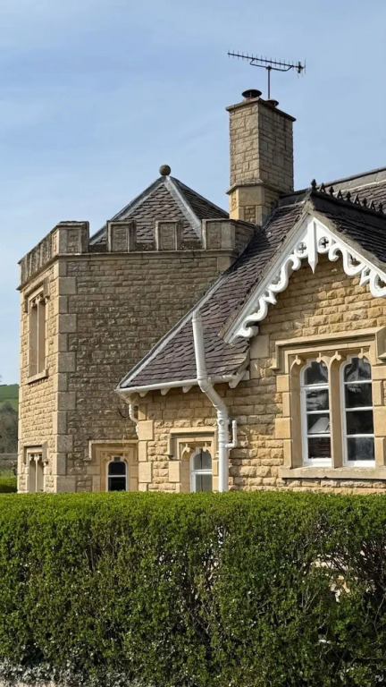 Cotswolds Castle, Sleeps 8 With Enclosed Garden