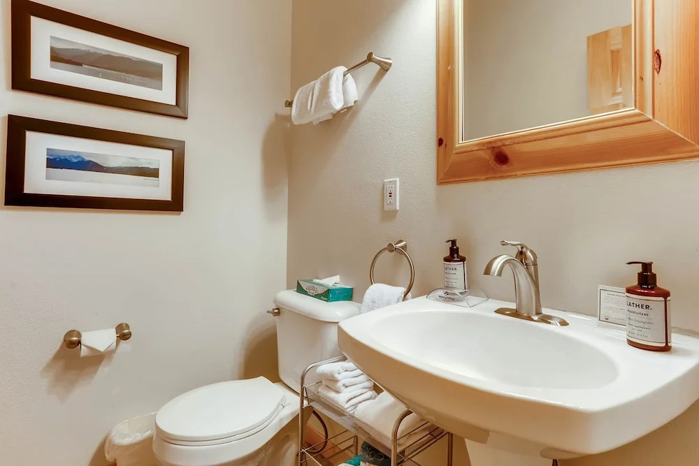 Premiere 2br Townhome - Shuttle To Slopes. Kids Ski Free! 2 Bedroom Condo by RedAwning