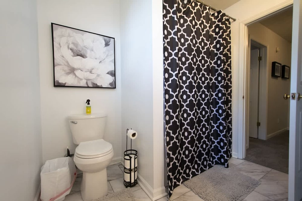 Charming 2BR Townhouse w Patio Walk to Main St
