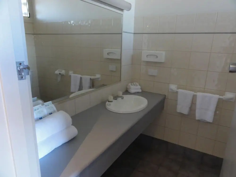 Overlander Hotel Motel