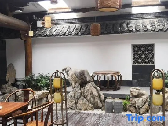 Cloud Four Seasons Homestay (Yangzhou Slender West Lake Daming Temple)
