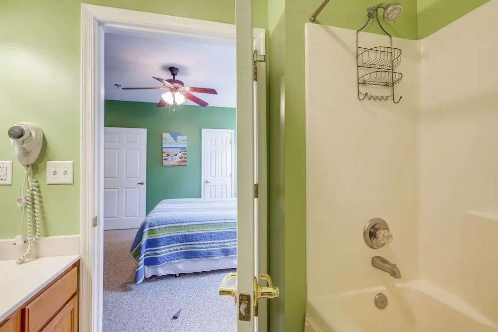 Lakefront Huddleston Condo w/ Community Pool