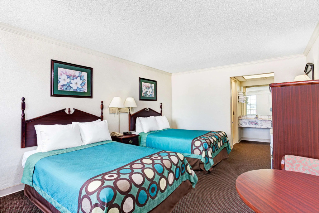 Super 8 by Wyndham Clarksville East