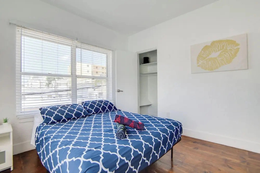 South Beach 2BR Condo Walk to Beach