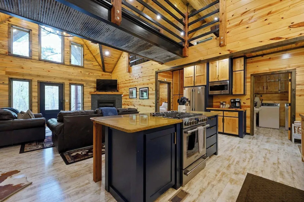 Drift Inn 3bdr w/ Hot Tub