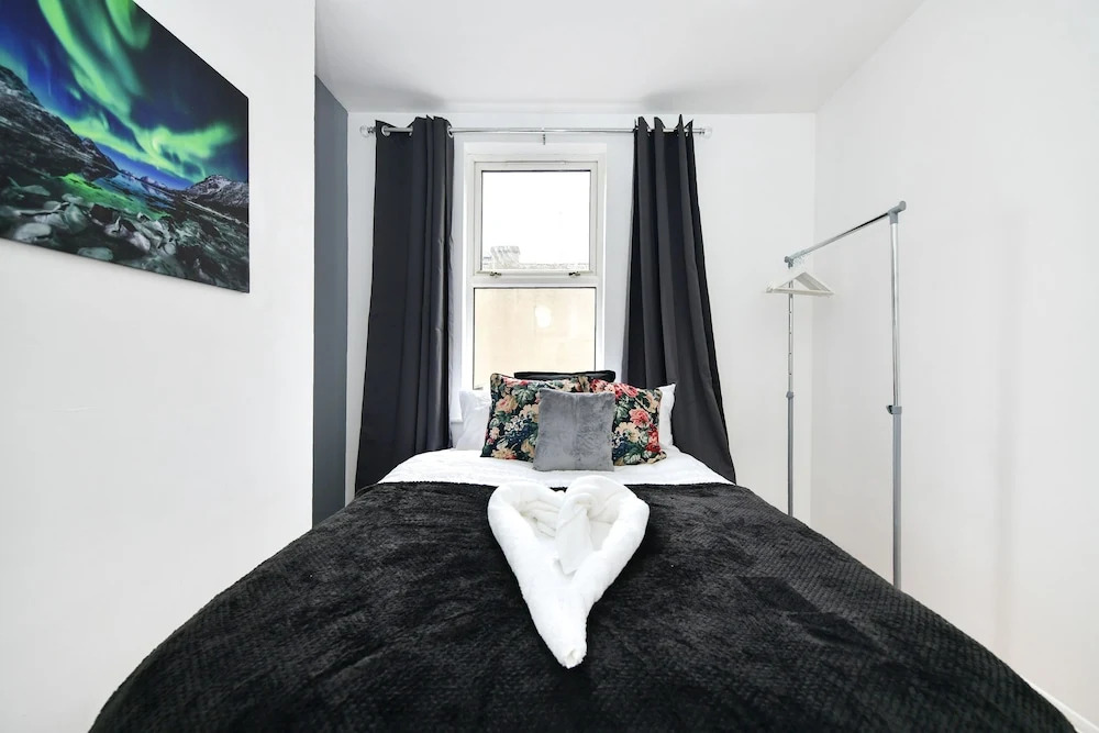 Impeccable 4-bed House With Garden in Brixton