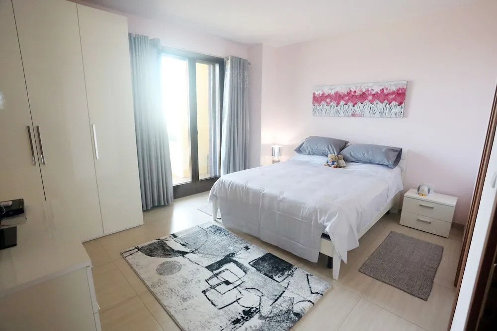 House - Sleeps 4 - Private Patio - Parking