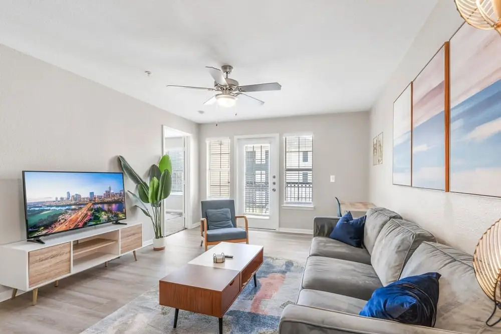Ideal 2BR King Suite w Gym Pool Close to Downtown