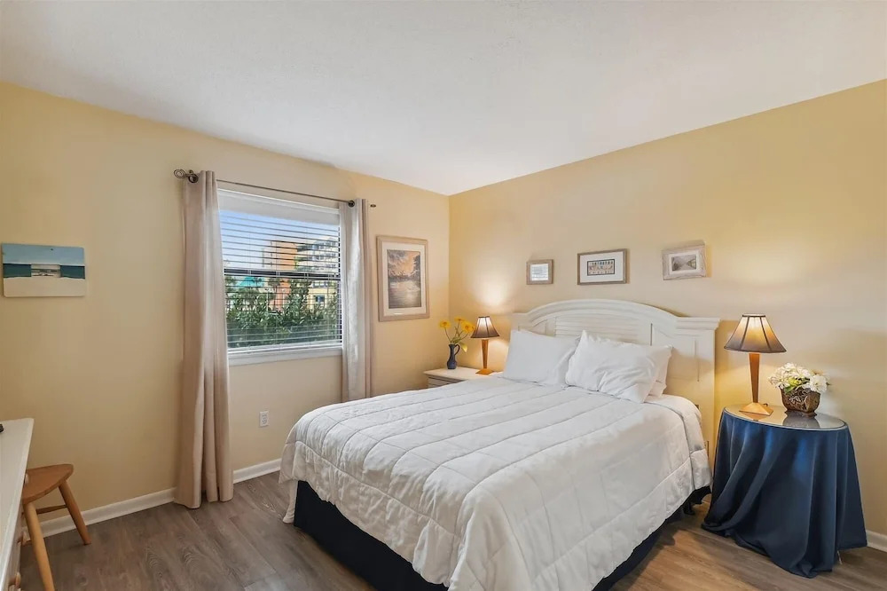 Venus 219 - 2nd Floor 1 BR on Okaloosa Island with easy beach access by RedAwning