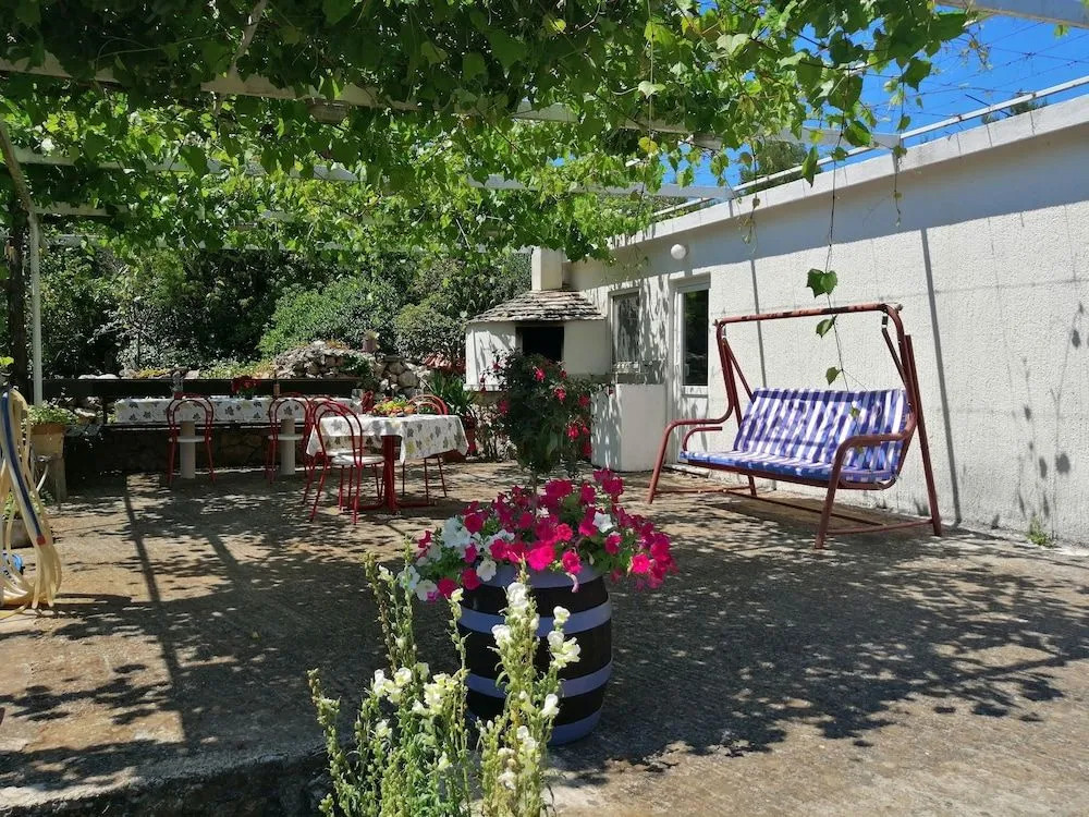 Apartments Pharos