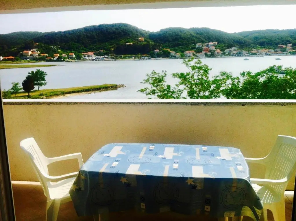 Pljesa Apartments -Meerblick mit Terrasse & Grill by rentyourhome24
