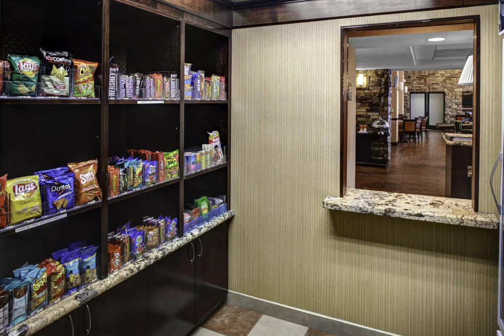 Hampton Inn and Suites Bakersfield / Highway 58