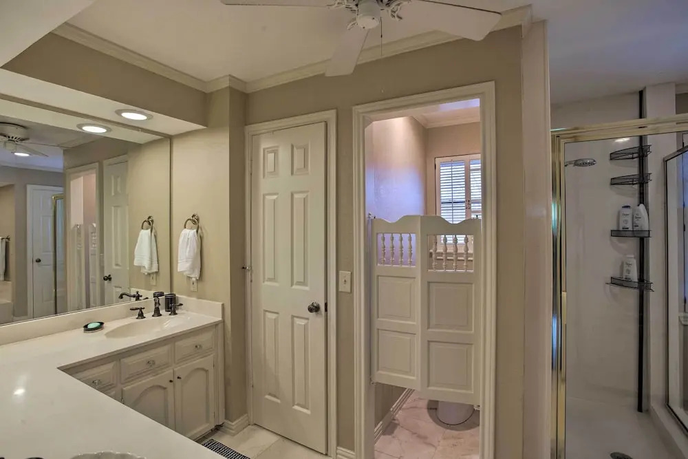 Unwind Fireside & Play Pool! Idyllic Mckinney Home