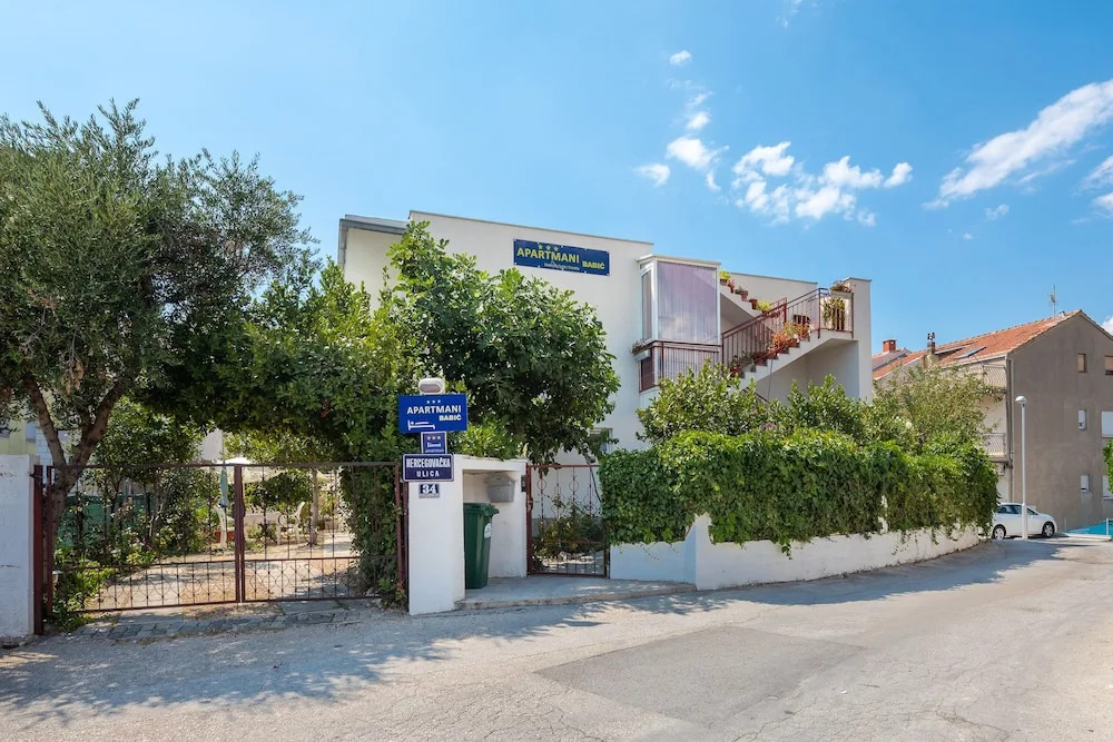 A2 apt Near Beach w Patio, Parking and Grill