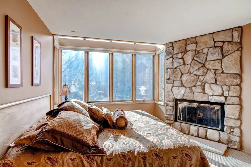 3bdr Condo-master Fireplace, Upgraded Kitchen, Kids Ski Free 3 Bedroom Condo by RedAwning