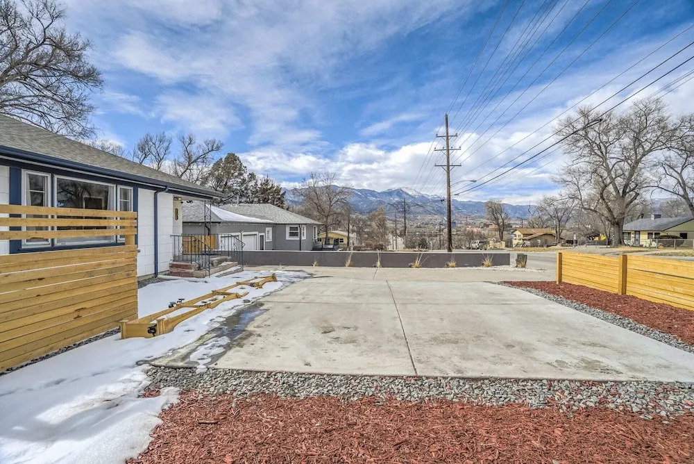 5BD Dog Friendly Family Getaway Near Downtown!