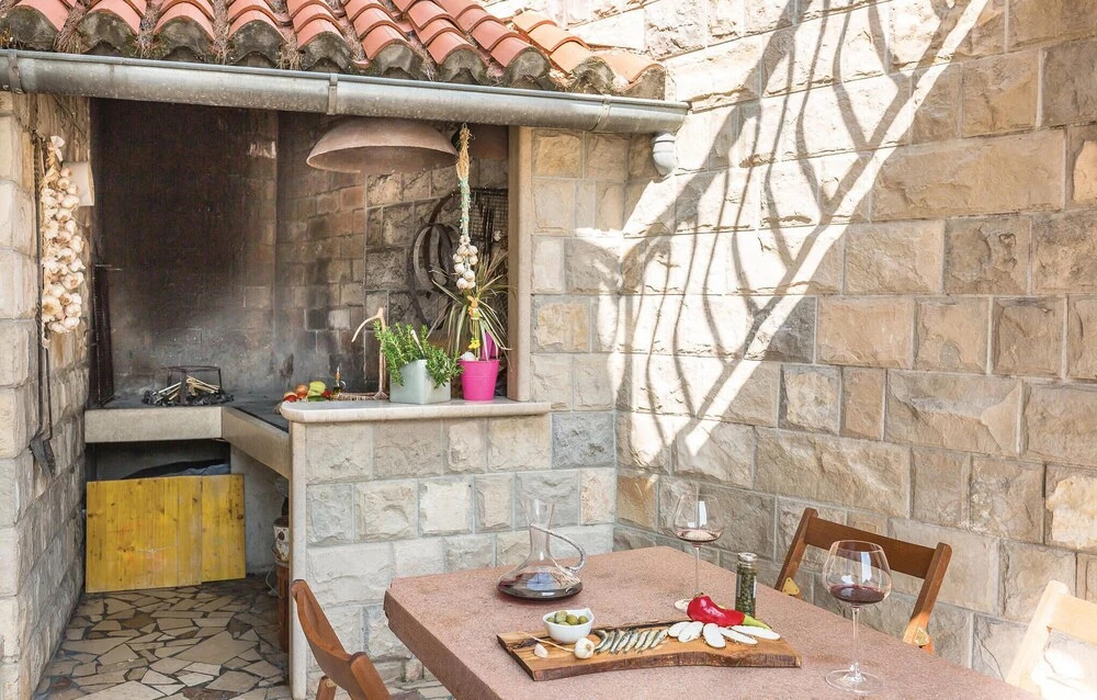 Awesome Home in Makarska With Wifi and 2 Bedrooms