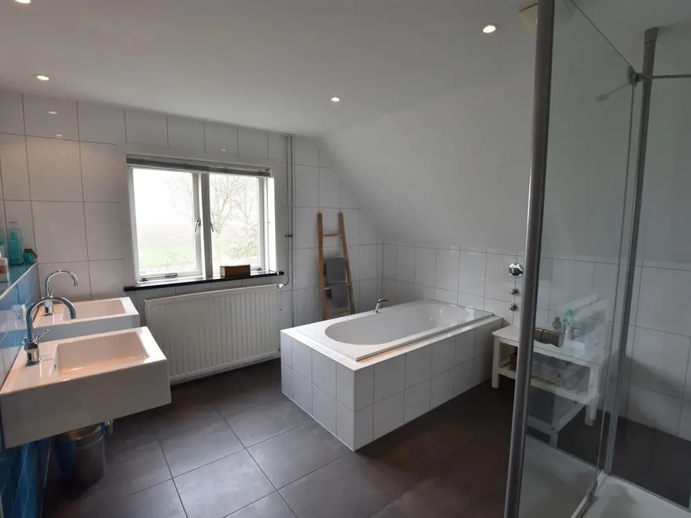 Spacious Farmhouse in Ijzendijke With Garden