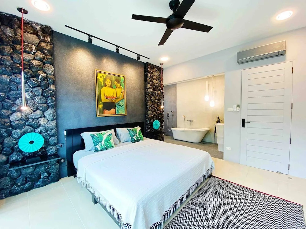 Stylish 3br Pool Villa Walk to Beautiful Naiyang Beach