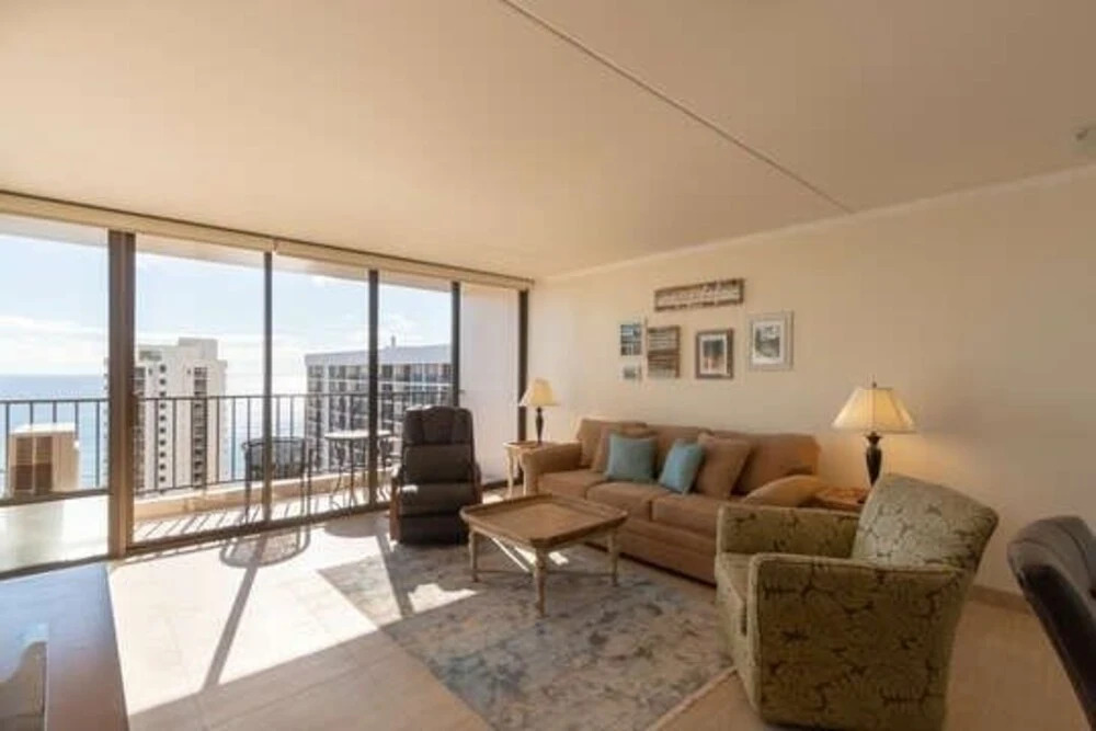 37th Floor Condo with Sweeping Ocean Views & Free parking!