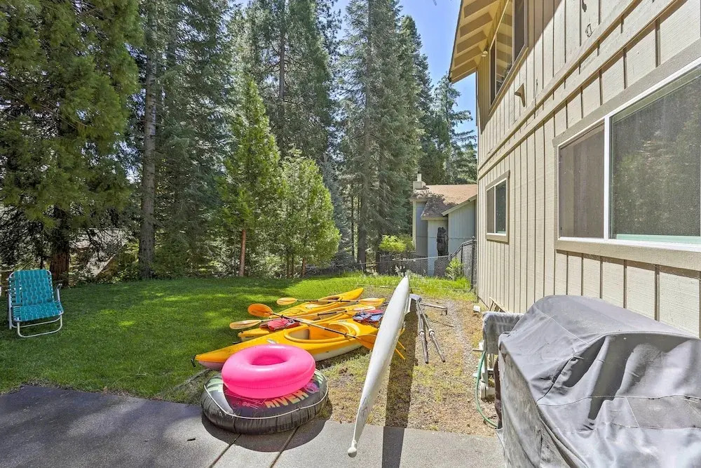 Lake Almanor Country Club Home w/ Views!