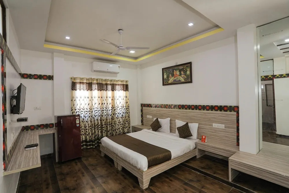 OYO 9760 Home Tej Vilas Near Celebration Mall