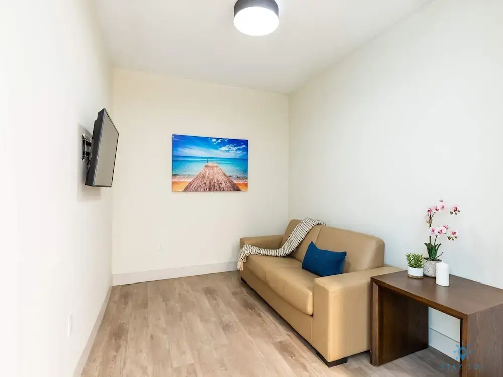 Beautiful Apartment w Rooftop Pool and Amenities