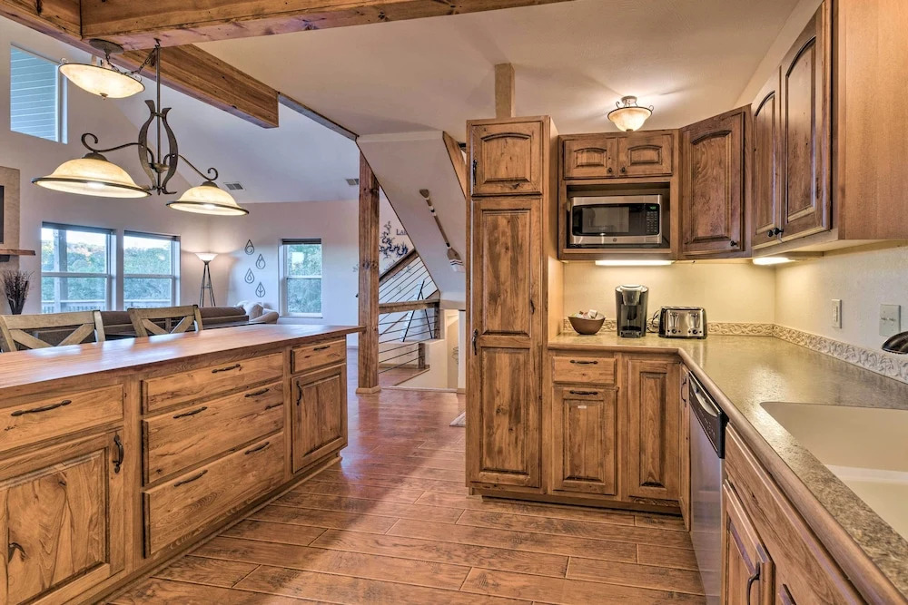 Pet-friendly Branson West Lodge w/ Hot Tub!