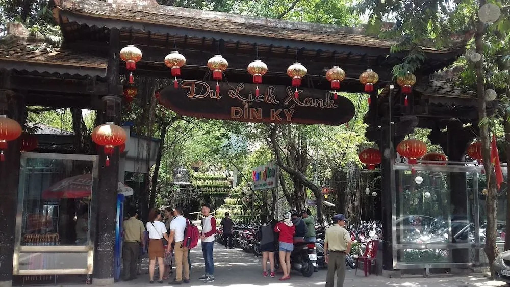 Khách sạn Dìn Ký Cổng Chào Bình Dương
